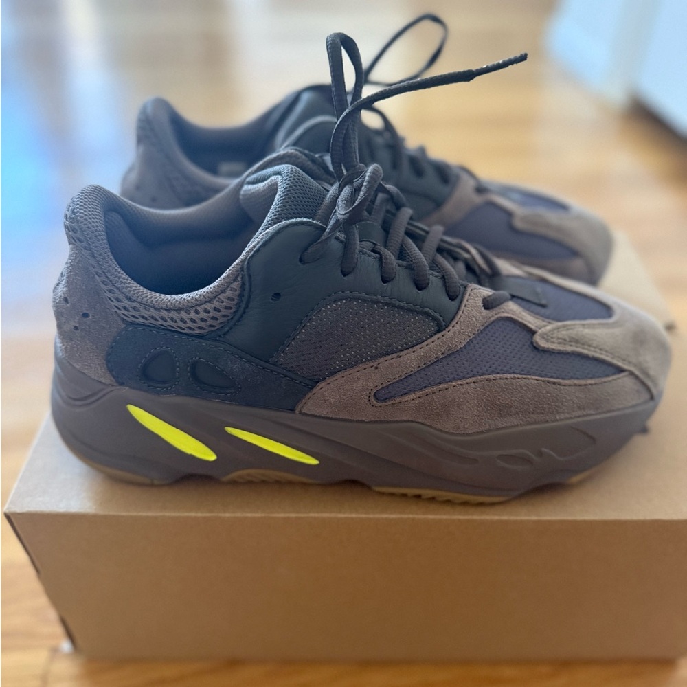 Yeezy 700 mauve size 8. Worn twice (no box)